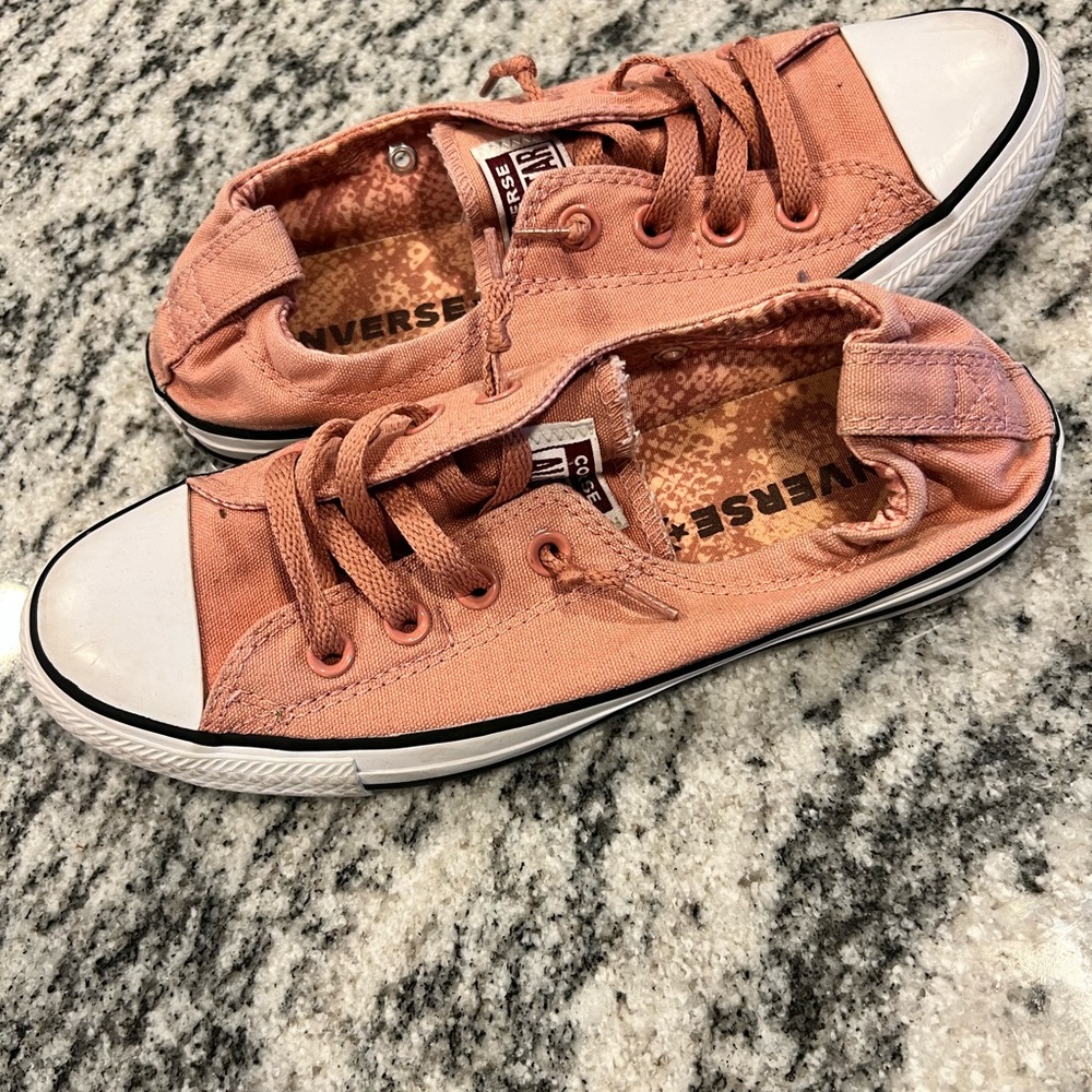 Converse sneaker-pre tied